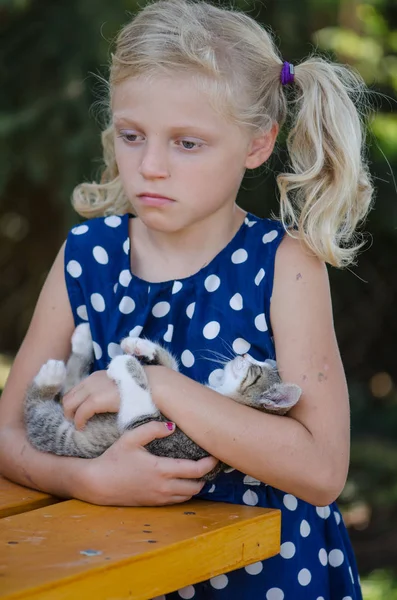 Mutlu çocuk ve hayvan kedi birlikte — Stok fotoğraf