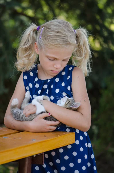 Criança feliz e gato animal juntos — Fotografia de Stock