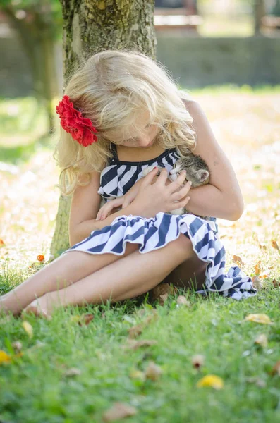 Чарівна дитина тримає милий кіт — стокове фото