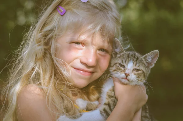 快乐的孩子和动物猫在一起 — 图库照片
