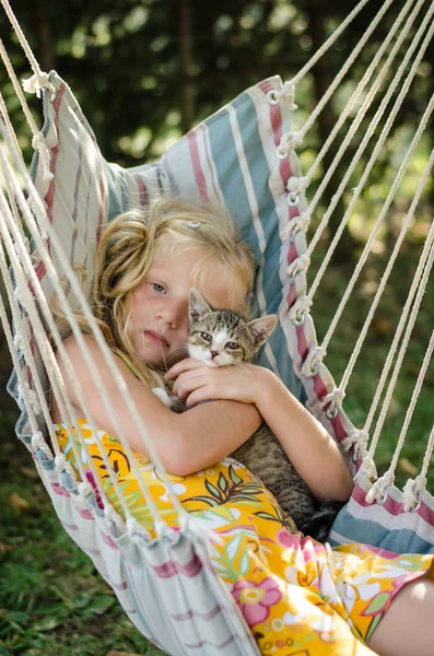 Niño y gato relajándose juntos — Foto de Stock