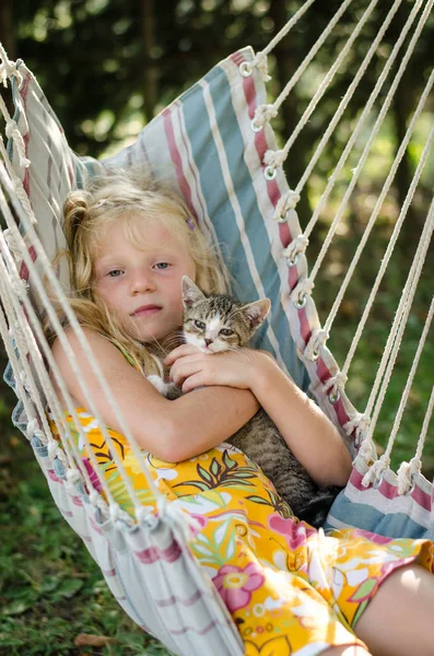 Çocuk ve kedi birlikte dinleniyorlar. — Stok fotoğraf