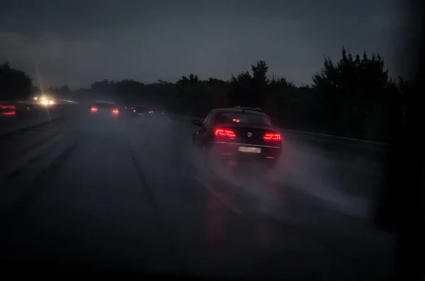 Pericolosa autostrada scivolosa di notte — Foto Stock
