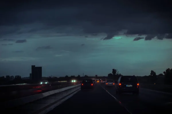 Niebezpieczna śliska autostrada w nocy — Zdjęcie stockowe