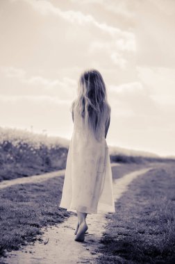 Güzel kız arkasını dönüp gidiyor. 