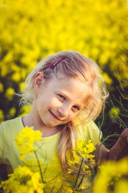Sarı çayırdaki sevimli sarışın kız.