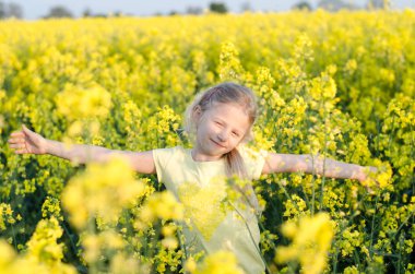 Sarı çayırlarda dinlenen güzel sarışın kız.