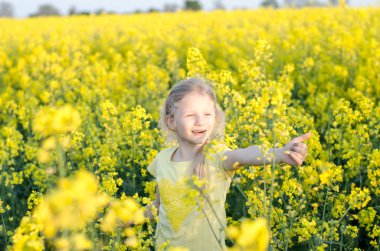 Sarı çayırlarda dinlenen güzel sarışın kız.