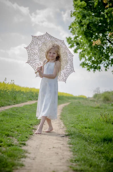 Bela menina loira posando com guarda-sol branco — Fotografia de Stock