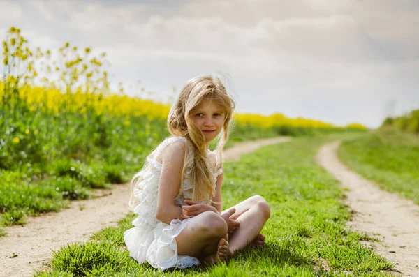 迷人的高加索小孩独自坐在春天的大自然中 — 图库照片