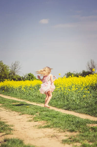 Dancing in the countryside — Stockfoto