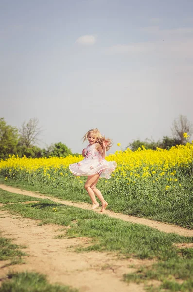 Dancing in the countryside — Stockfoto
