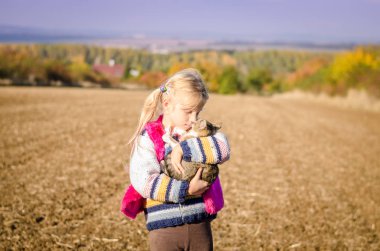 Çocuk sevimli kedisiyle yalnız yürüyor.