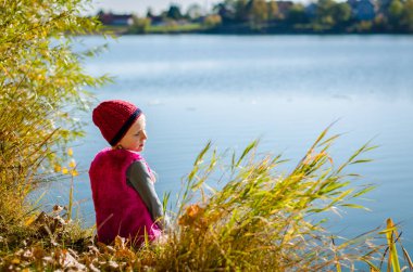 Sonbahar günbatımı atmosferinde suya hayranlık duymak