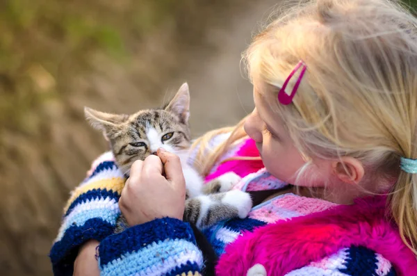 Niño abrazando poco gato mascota —  Fotos de Stock