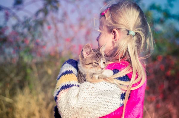 Criança e gato — Fotografia de Stock