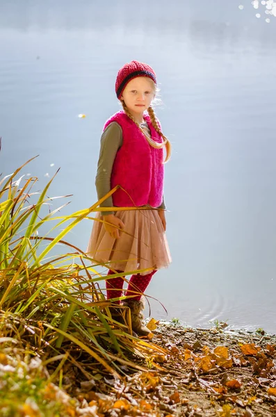 Linda menina de pé ao lado da lagoa — Fotografia de Stock