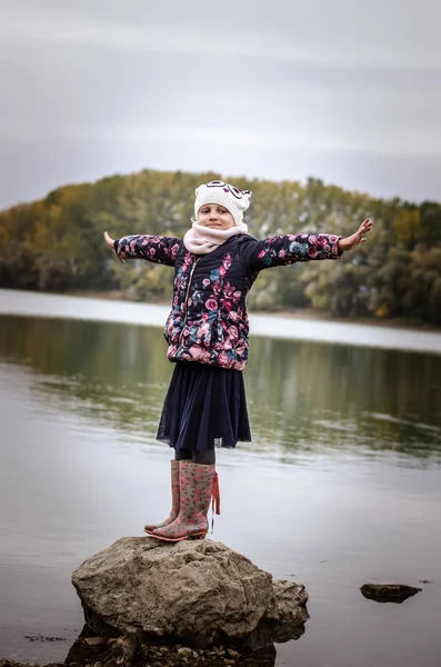 Linda menina gozando de liberdade — Fotografia de Stock