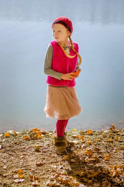 Linda menina de pé ao lado da lagoa — Fotografia de Stock