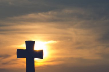 Güzel, renkli günbatımında Hristiyan haçı manzarası 