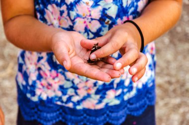 Bir kelebeği ellerinde tutarken üşüyorum.