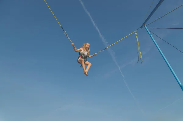 Aktives Kleines Teenie Mädchen Springt Trampolin Hoch Den Blauen Himmel — Stockfoto