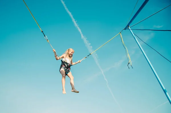 Active Petite Jeune Adolescente Sautant Dans Trampoline Haut Dans Ciel — Photo