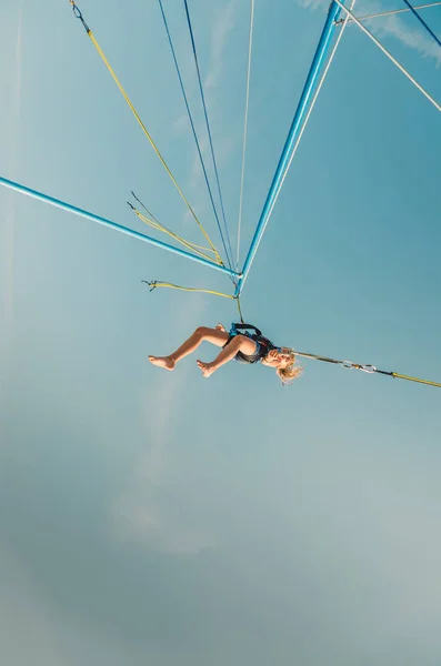 Kisgyerek Szórakozás Bungee Jumping Attrakció Repül Magasan Kék — Stock Fotó