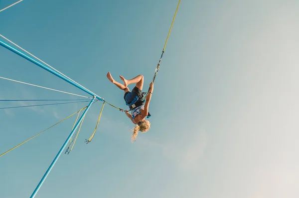 Μικρό Παιδί Διασκεδάζει Στο Bungee Jumping Attraction Πετώντας Ψηλά Στον — Φωτογραφία Αρχείου