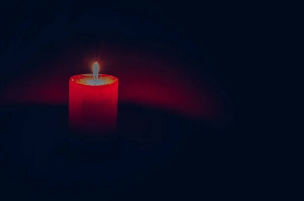 Röd Brinnande Vax Ljus Med Svart Kopia Utrymme Bakgrund — Stockfoto