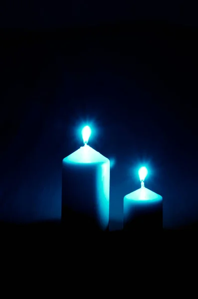两个灯火通明的蜡蜡烛 带有黑色复制空间背景 — 图库照片