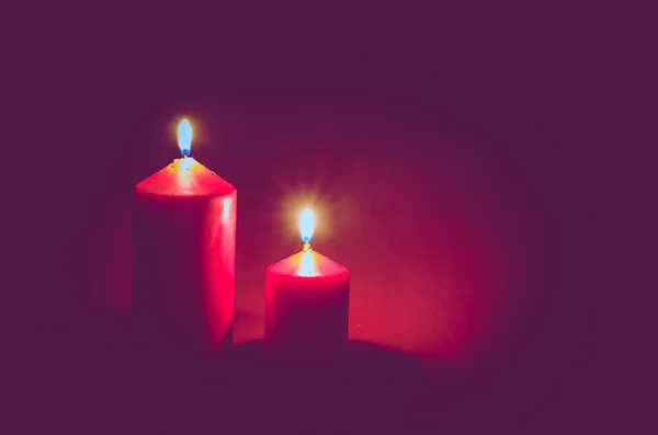 Två Röda Belysta Brinnande Vax Ljus Med Svart Kopia Utrymme — Stockfoto