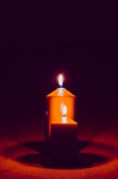 Dvě Červené Osvětlené Hořící Voskové Svíčky Černou Kopií Prostor Pozadí — Stock fotografie