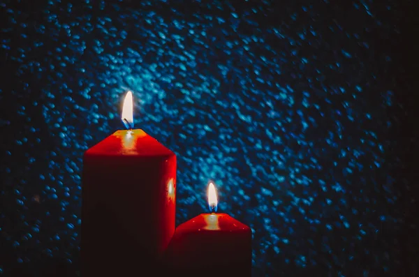 Dos Velas Cera Ardiente Iluminadas Rojas Con Fondo Espacio Copia — Foto de Stock