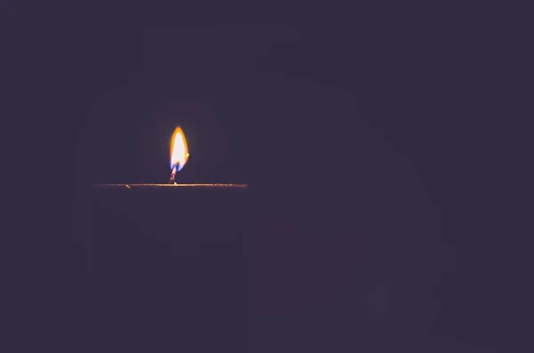 Bestattungskonzept Mit Brennender Kerze Vor Schwarzem Hintergrund — Stockfoto