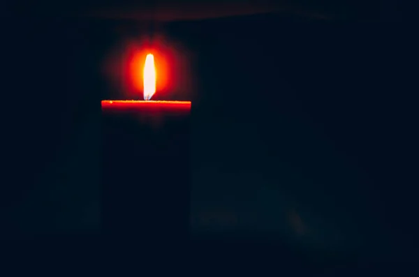 배경에 촛불을 태워서 매장하는 — 스톡 사진