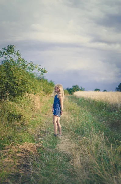 Una Niña Pequeña Con Pelo Largo Rubio Caminando Sola Entre — Foto de Stock