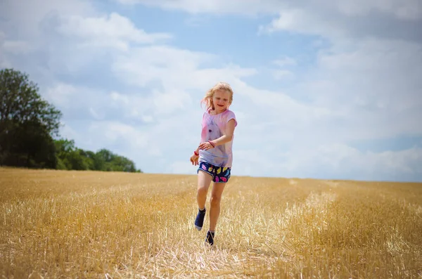 Jeune Fille Aux Longs Cheveux Blonds Courant Liberté Campagne Heure — Photo