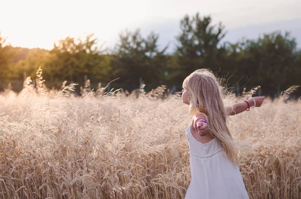 Entzückendes Kleines Kind Mit Langen Blonden Haaren Entspannt Sich Frei — Stockfoto