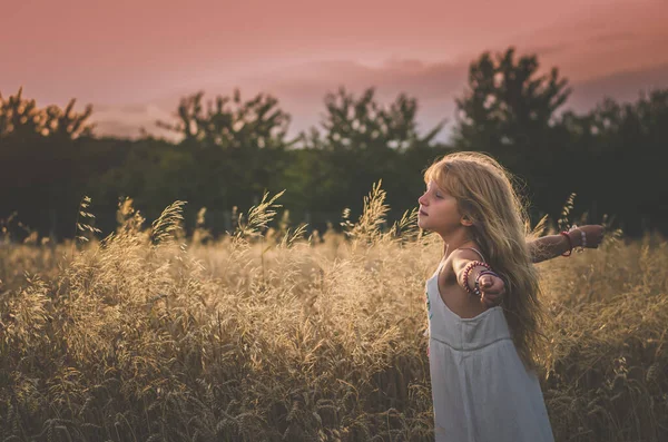 Sevimli Küçük Çocuk Uzun Sarı Saçlı Dikiz Aynası Manzaralı Güneşli — Stok fotoğraf