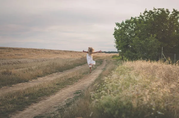 Kind Met Lang Blond Haar Blazen Zonsondergang Dansen Gratis Zomer — Stockfoto