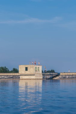 Cesur çocuklar binanın çatısından taşra gölünün mavi sularına atlıyorlar.