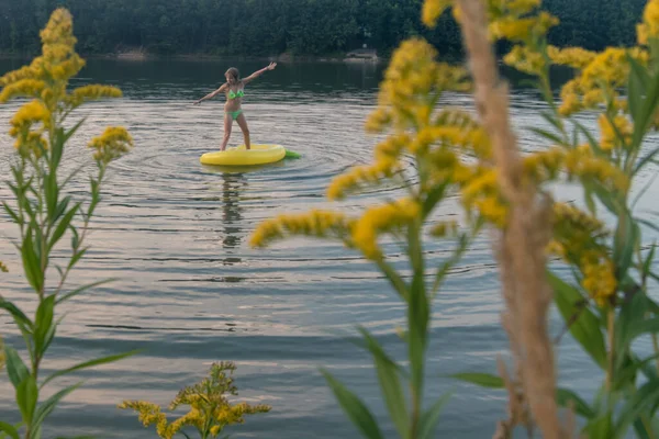 Vista Panoramica Fiori Gialli Ragazza Che Diverte Nello Stagno Rurale — Foto Stock