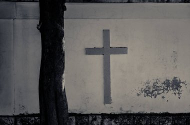 Duvarda basit bir Cristian haçı