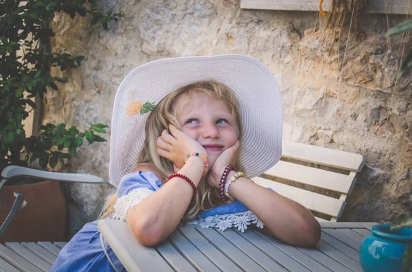 Entzückendes Kind Mit Hut Und Blauem Kleid Das Sich Auf — Stockfoto