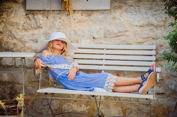 Imádnivaló Gyermek Kalap Kék Ruha Amelynek Pihenés Padon Romantikus Utcában — Stock Fotó