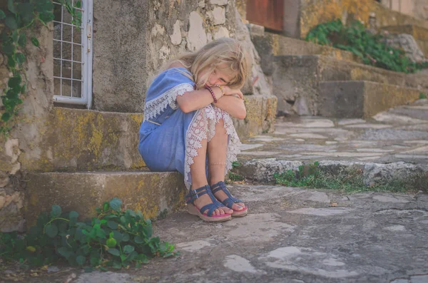 Urocze Dziecko Siedzi Zabytkowych Kamiennych Schodach — Zdjęcie stockowe