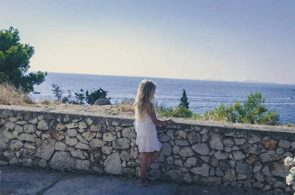 Восхитительная Маленькая Девочка Смотрит Море Хорватии — стоковое фото