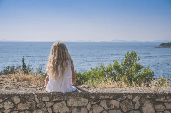 Litet Barn Som Tittar Mot Havet Vid Solnedgången — Stockfoto