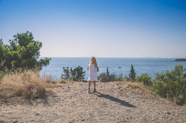 Adorável Menina Desfrutar Férias Beira Mar Croácia — Fotografia de Stock